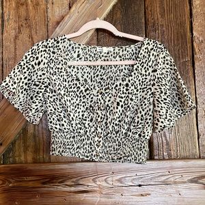 Short sleeve cropped top animal print